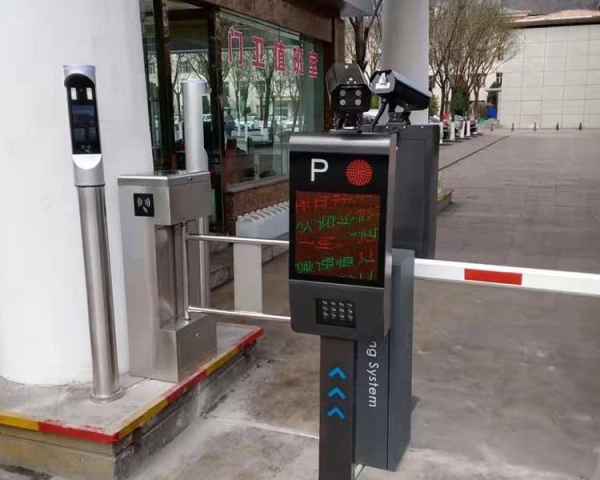 長(zhǎng)治車(chē)牌識(shí)別系統(tǒng)和刷臉人行通道擺閘調(diào)試